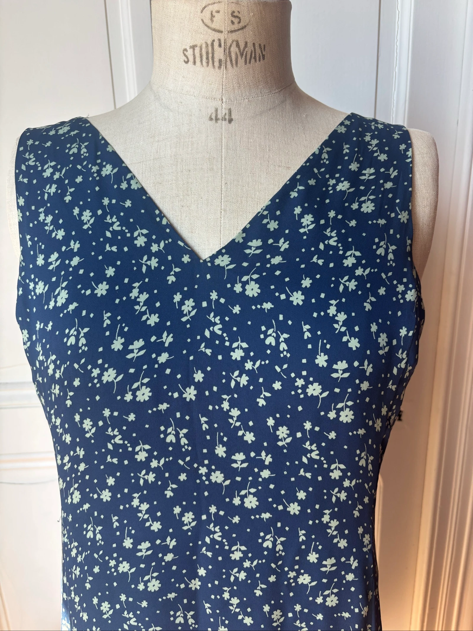 Magnífico vestido forrado Polo Ralph Lauren 100% seda, azul-marinho com estampa de pequenas flores brancas. – photo 2